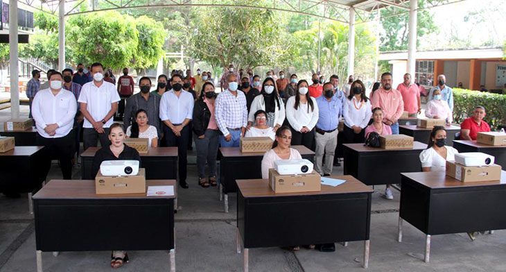 Gobierno de Colima entrega mobiliario y equipo a docentes de Cuauhtémoc