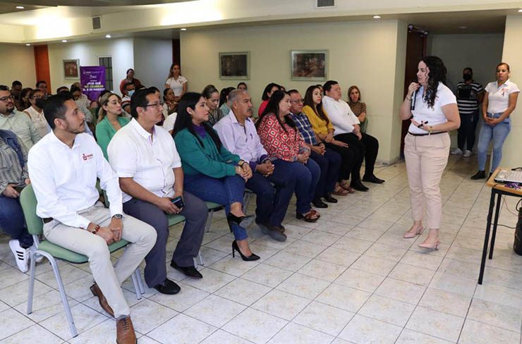 Educación Colima celebra conferencia sobre contribución de las mujeres a la sociedad