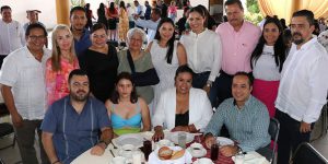 Indira reconoce el trabajo de maestras y maestros del Isenco por su día social