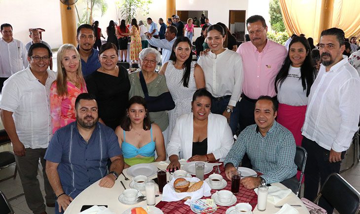 Indira reconoce el trabajo de maestras y maestros del Isenco por su día social