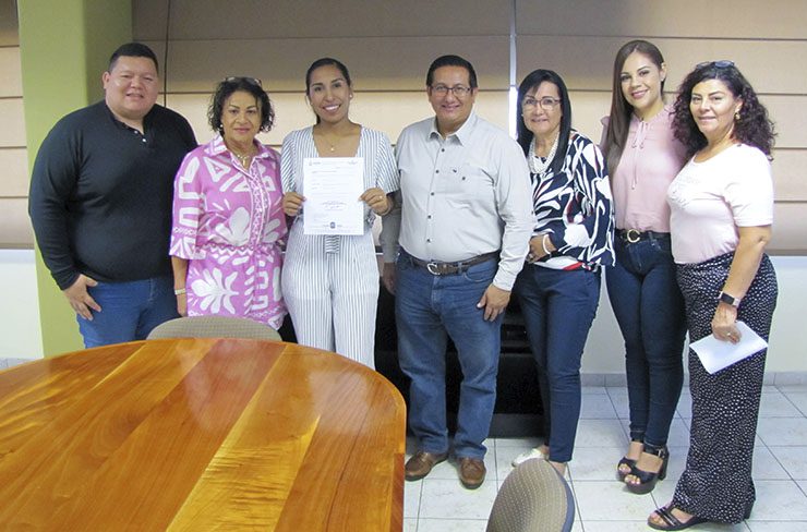 Lucía López Ramírez recibió plaza docente definitiva estatal